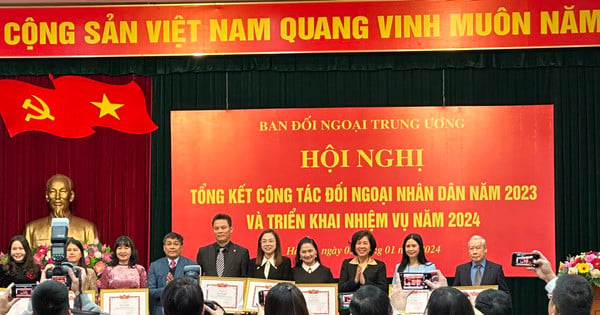 La artista Tran Thi Thu Dong recibió un Certificado de Mérito por su trabajo en asuntos exteriores del pueblo.