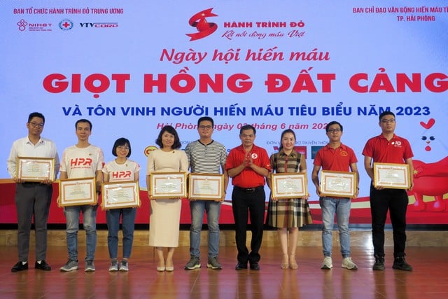 Hải Phòng tôn vinh 10 gia đình và 169 cá nhân hiến máu tình nguyện tiêu biểu - Ảnh 1.