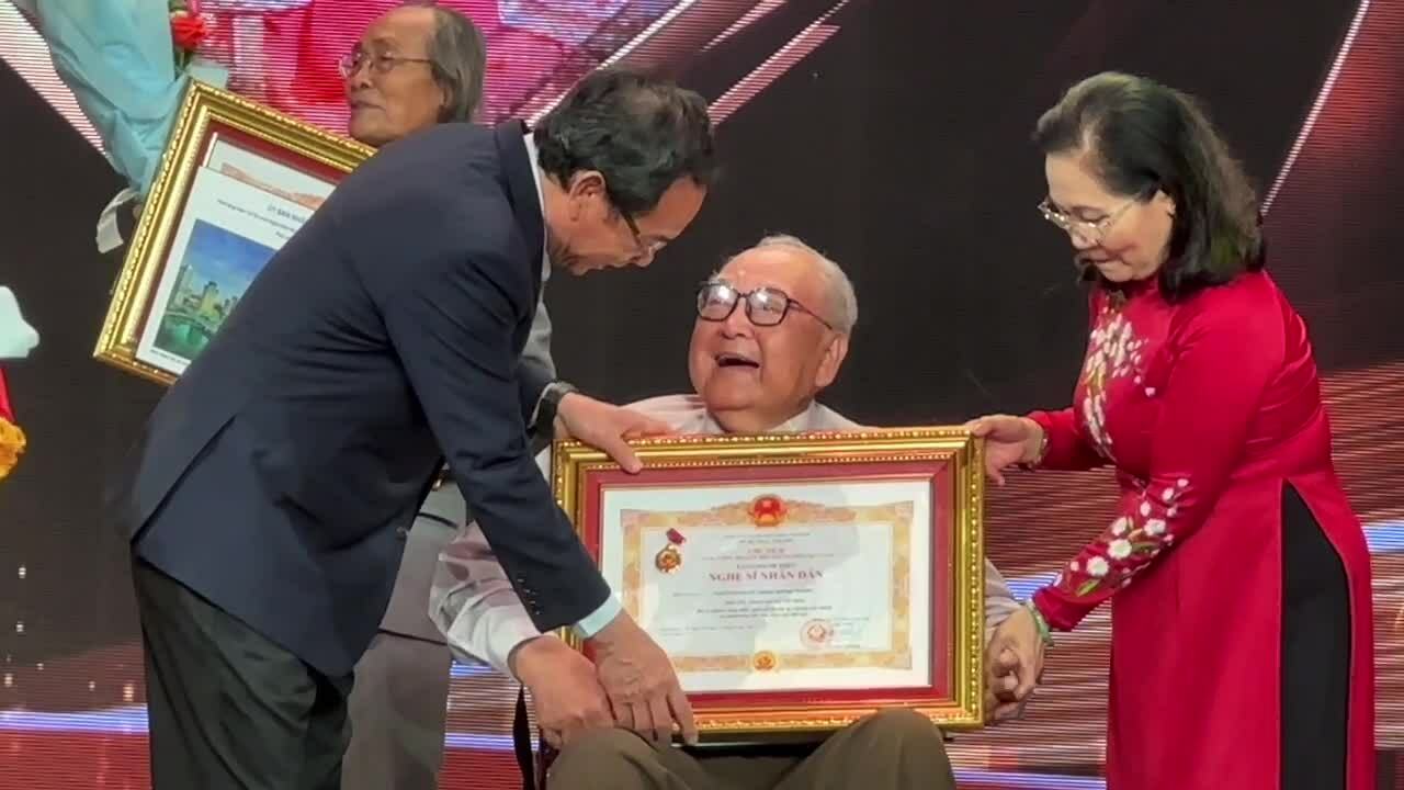 Hung Minh in wheelchair receives title of People's Artist