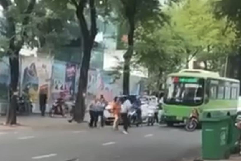 Identifié le chauffeur et l'assistant de bus qui se sont battus avec le livreur à Ho Chi Minh-Ville