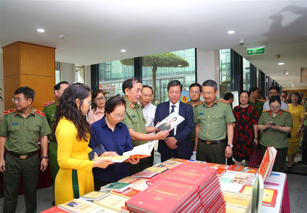 Los delegados visitan la exposición de libros.