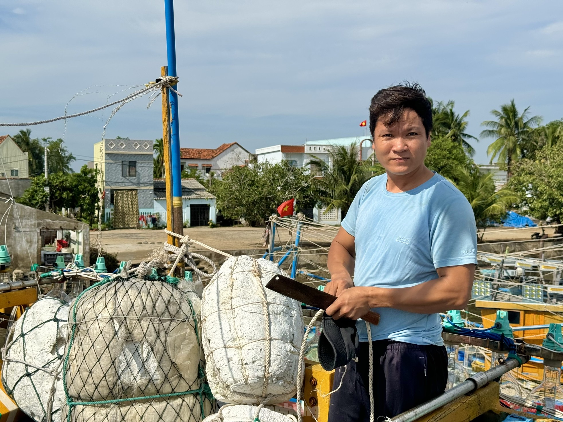 Fischer aus Quang Ngai beenden ihren Angelausflug nicht und eilen zurück ans Ufer, um ihren Fisch zu verkaufen und so dem Sturm zu entkommen. Foto 14