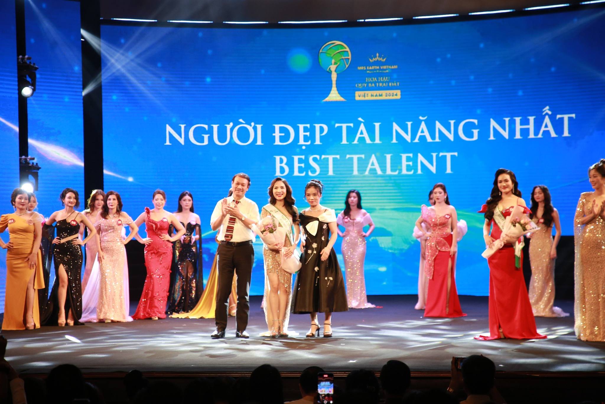 Lehrerin aus Hanoi gewinnt den Preis für talentierte Schönheit bei Miss Earth Vietnam 2024 -0