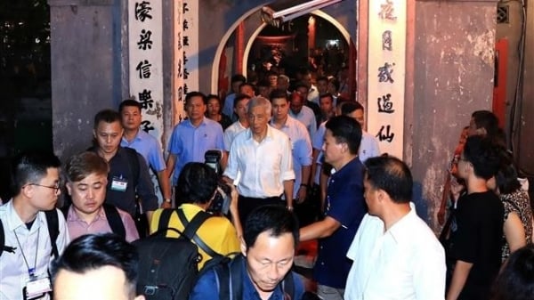 Singapore Prime Minister Lee Hsien Loong walks around Hoan Kiem Lake and enjoys Hanoi food