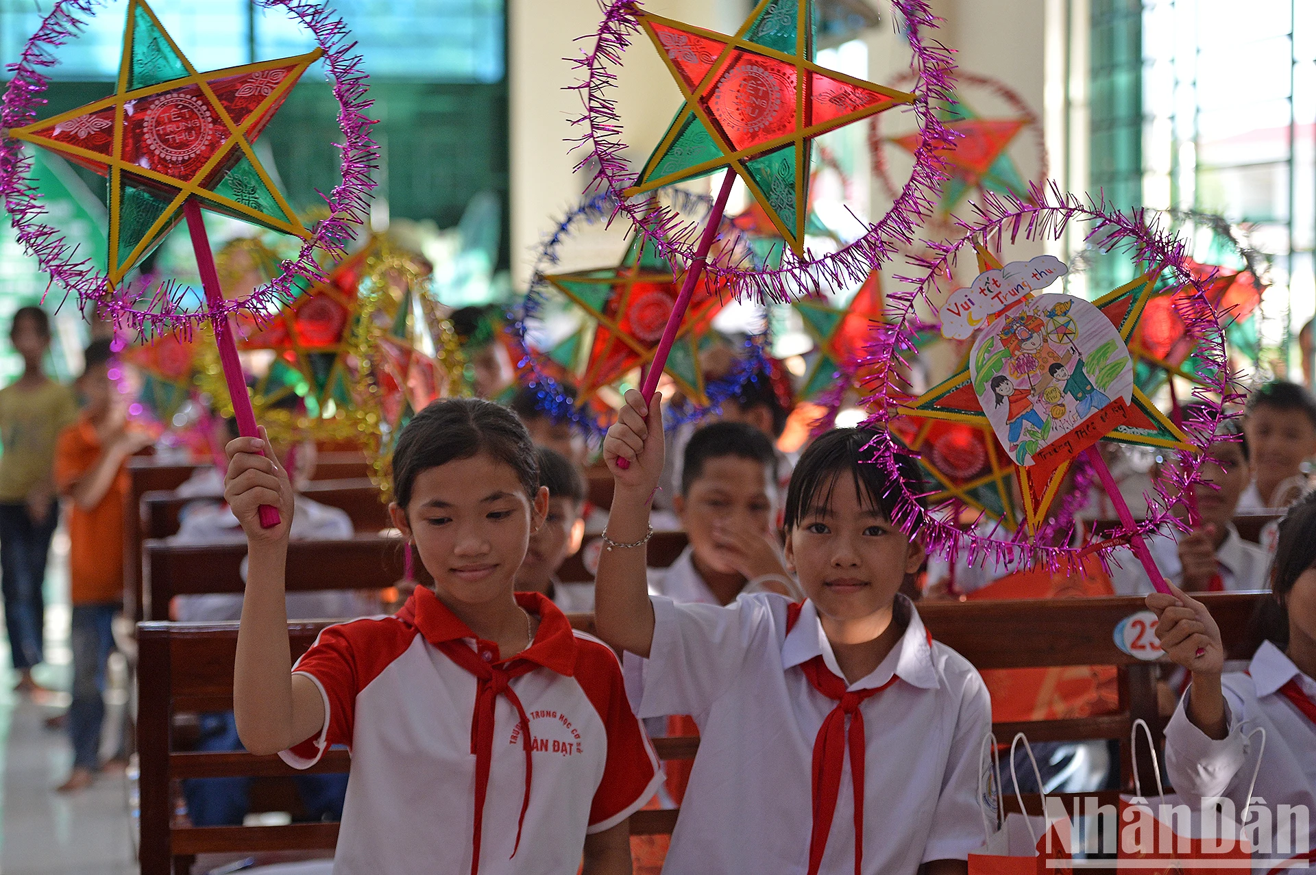 [Photo] Bringing Mid-Autumn Festival early to children in flood-hit areas photo 4