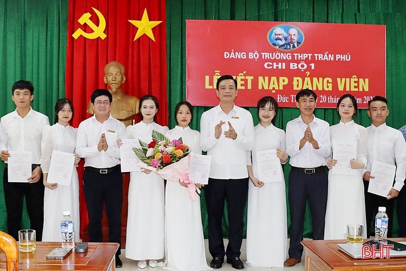 Ha Tinh admits 614 party members who are students