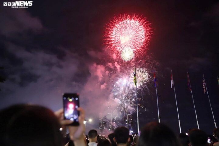 La ciudad de Ho Chi Minh propone un espectáculo de fuegos artificiales en la víspera de Año Nuevo de 2024. (Foto ilustrativa)