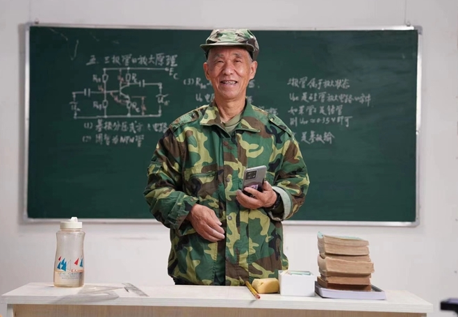 Mr. Wang Guangjie with his teaching tools. Photo: Jining Newspaper, China