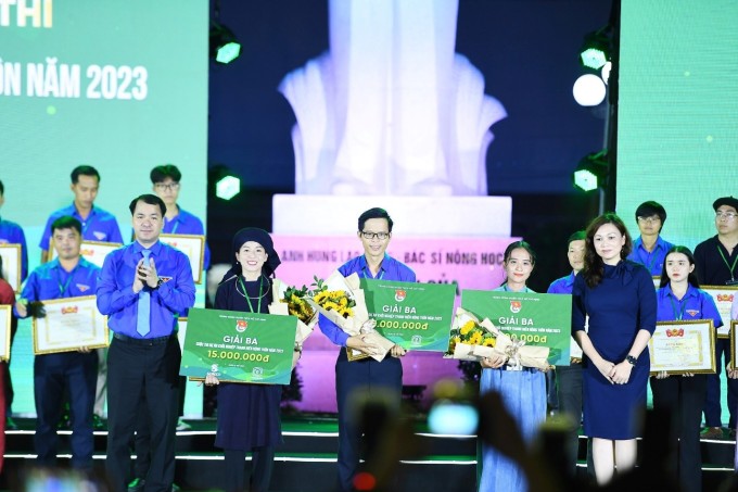 El Sr. Ngo Van Cuong, Secretario del Comité Central de la Unión de Jóvenes Comunistas, y la Sra. Venus Teoh Kim Wei, Directora General Adjunta de Sabeco, entregaron premios a las personas que ganaron el Premio Luong Dinh Cua 2023. Foto: Sabeco