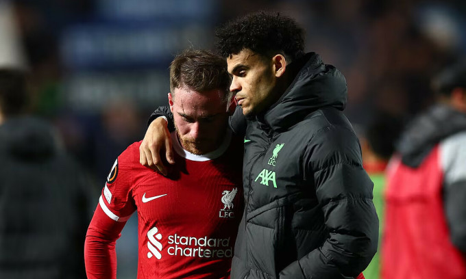 Alexis Mac Allister (left) and Luis Diaz share their sadness after Liverpool's match against Atalanta at Gewiss Stadium, Bergamo, Lombardy, Italy, in the second leg of the Europa League quarter-finals on the evening of April 18, 2024. Photo: Reuters