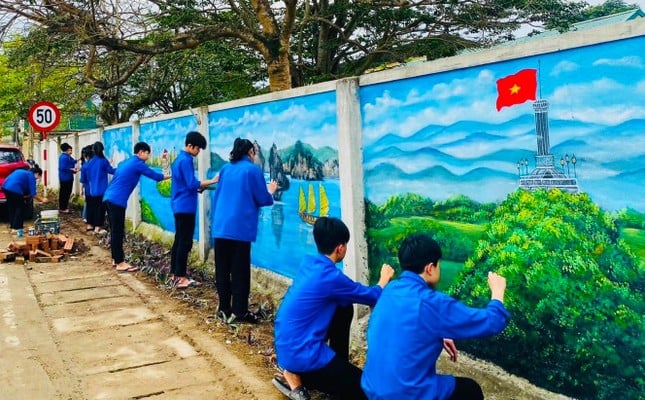 Đường bích họa 'Tự hào một dải non sông' ảnh 1