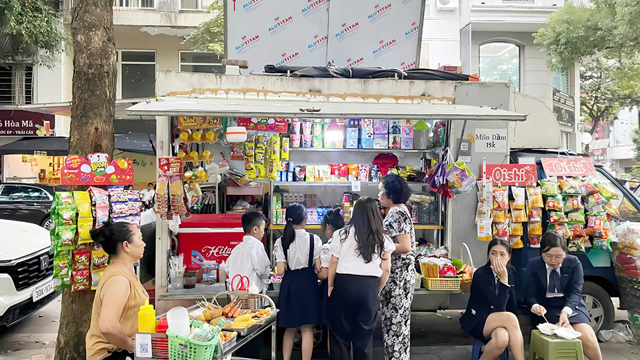 Advertencia sobre seguridad alimentaria en la puerta de la escuela