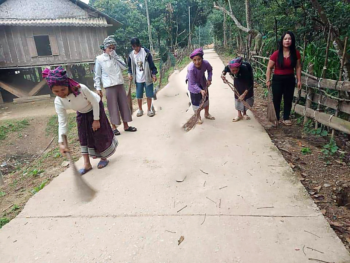 Bà Hồ Thị Thoi, Bí thư Đảng ủy xã Trọng Hóa (Ngoài cùng bên phải), ngày nghỉ cuối tuần vì dân 