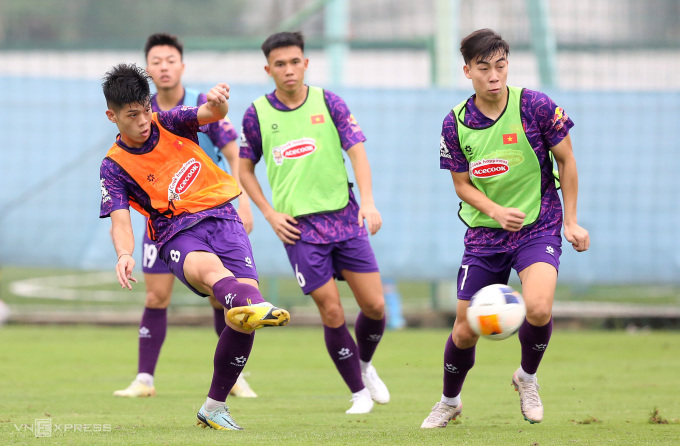 El centrocampista Nguyen Duc Viet (camiseta naranja) pasa el balón durante un partido de práctica en la tarde del 7 de abril. Foto: Thu Khuc