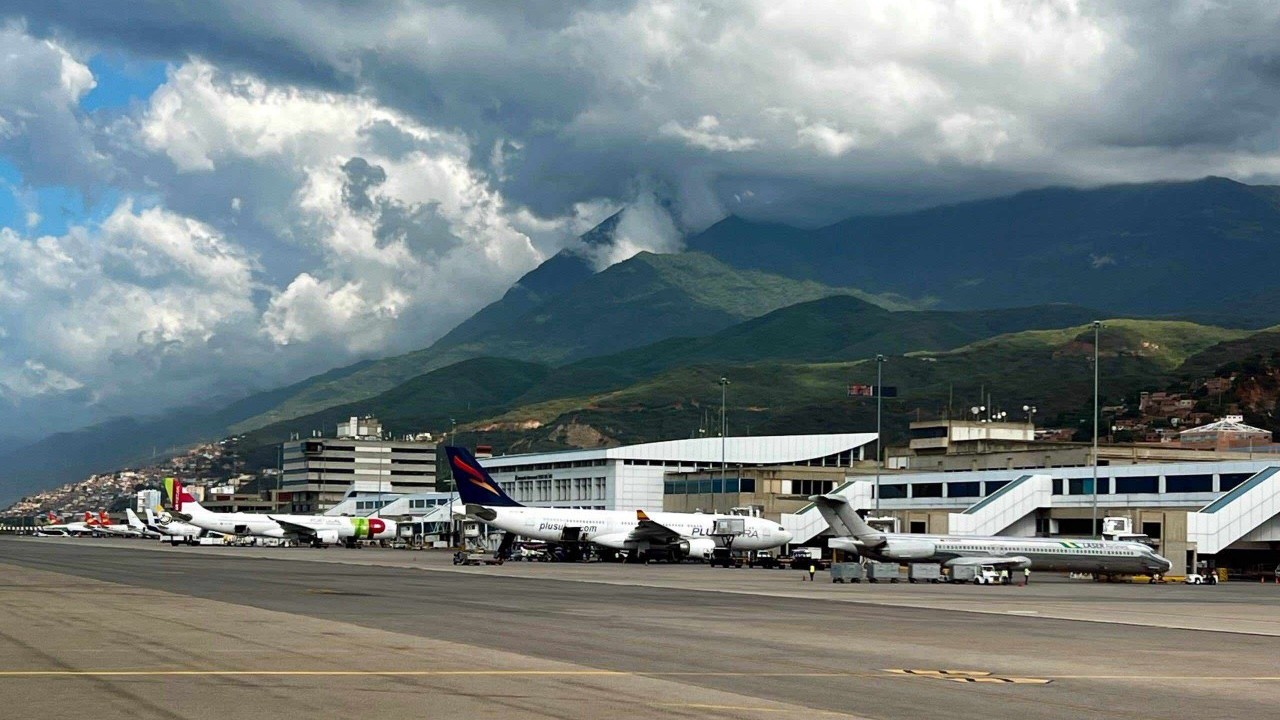 Venezuela suspends flights, Chile "regrets"