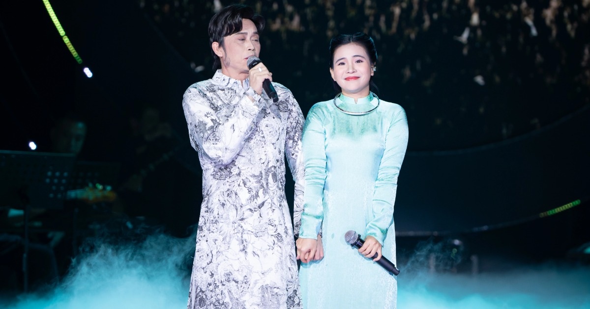 Hoai Linh y Trung Dan se emocionaron al cantar con las tres hijas adoptivas de Phi Nhung.