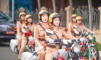 Mira las 'bellezas' La policía de tránsito realiza una hábil conducción en motocicleta liderando la procesión