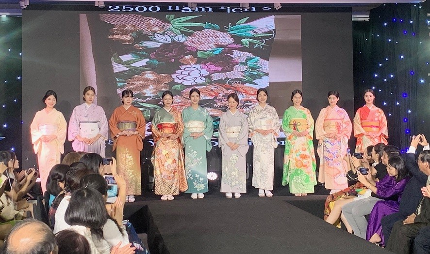 ‘Sắc Thu Việt-Nhật’: Cuộc giao lưu giữa áo dài và kimono