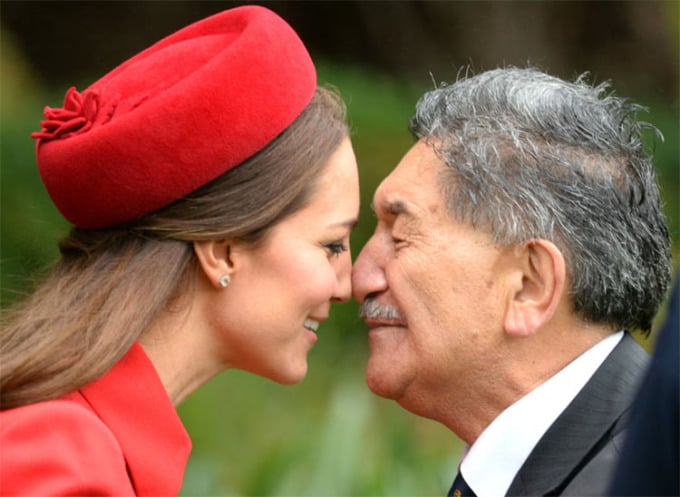 La princesse Kate reçoit un hongi d'un chef maori lors d'une visite en 2014. Photo : Rex