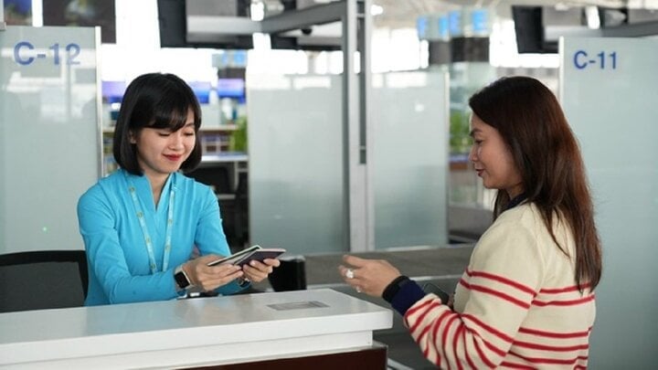 Passagiere checken für den Flug Hanoi – Chengdu am 8. Dezember ein.