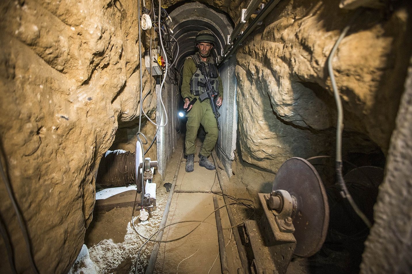 Biệt kích Israel công phá thành trì ngầm của Hamas thế nào? - 6