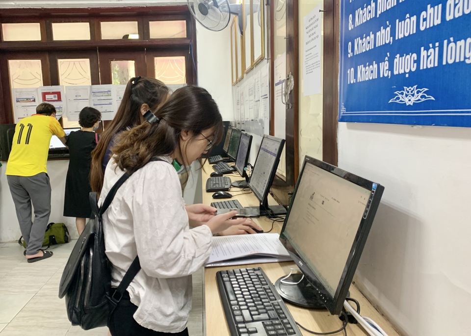 La délivrance d'un certificat de casier judiciaire sur VNeID est une nouvelle forme qui donne plus de choix aux citoyens. Photo prise au guichet unique du ministère de la Justice. Photo de : Hong Thai