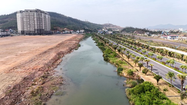 Gros plan du terrain pour construire un centre commercial de 5 200 milliards de VND à Ha Long photo 14