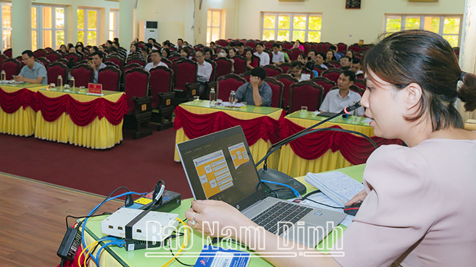 Viettel Telecom Group staff instruct traders at Rong Market (Nam Dinh City) to make cashless payments (photo 1); Department of Information and Communications provides training on digital skills for people in Hai Hau District (photo 2).  Article and photos: Nguyen Huong
