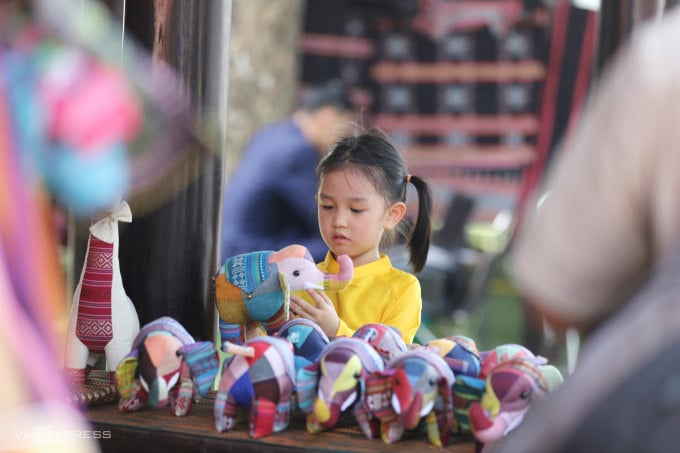 เด็กๆ ชาวเถื่อเทียนเว้ กับของเล่นฝีมือช่างฝีมือ เมษายน 2566 ภาพโดย: วอ ทานห์