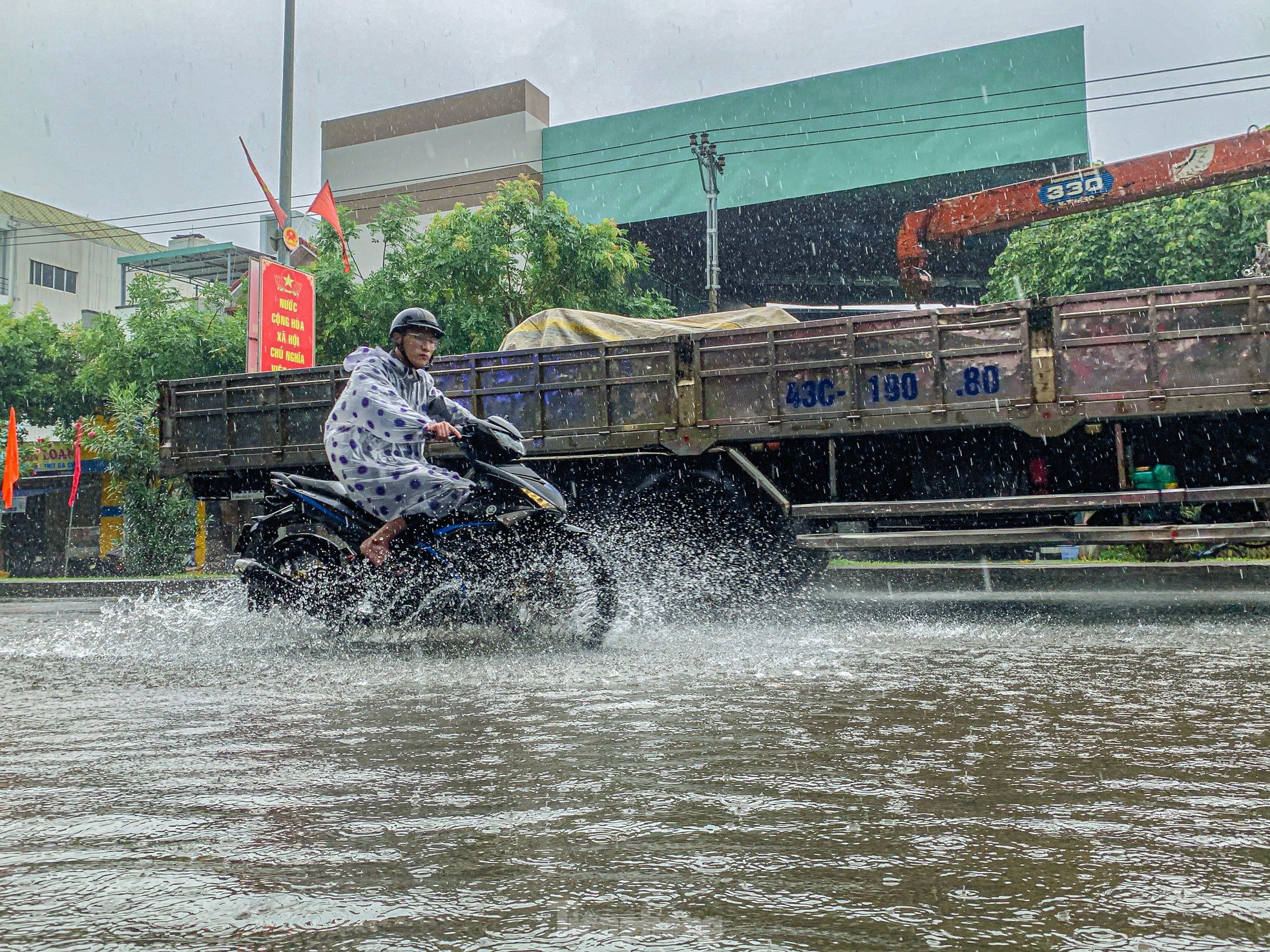 Viele Straßen in Da Nang wurden nach dem goldenen Regen zur Abkühlung überflutet, Foto 6