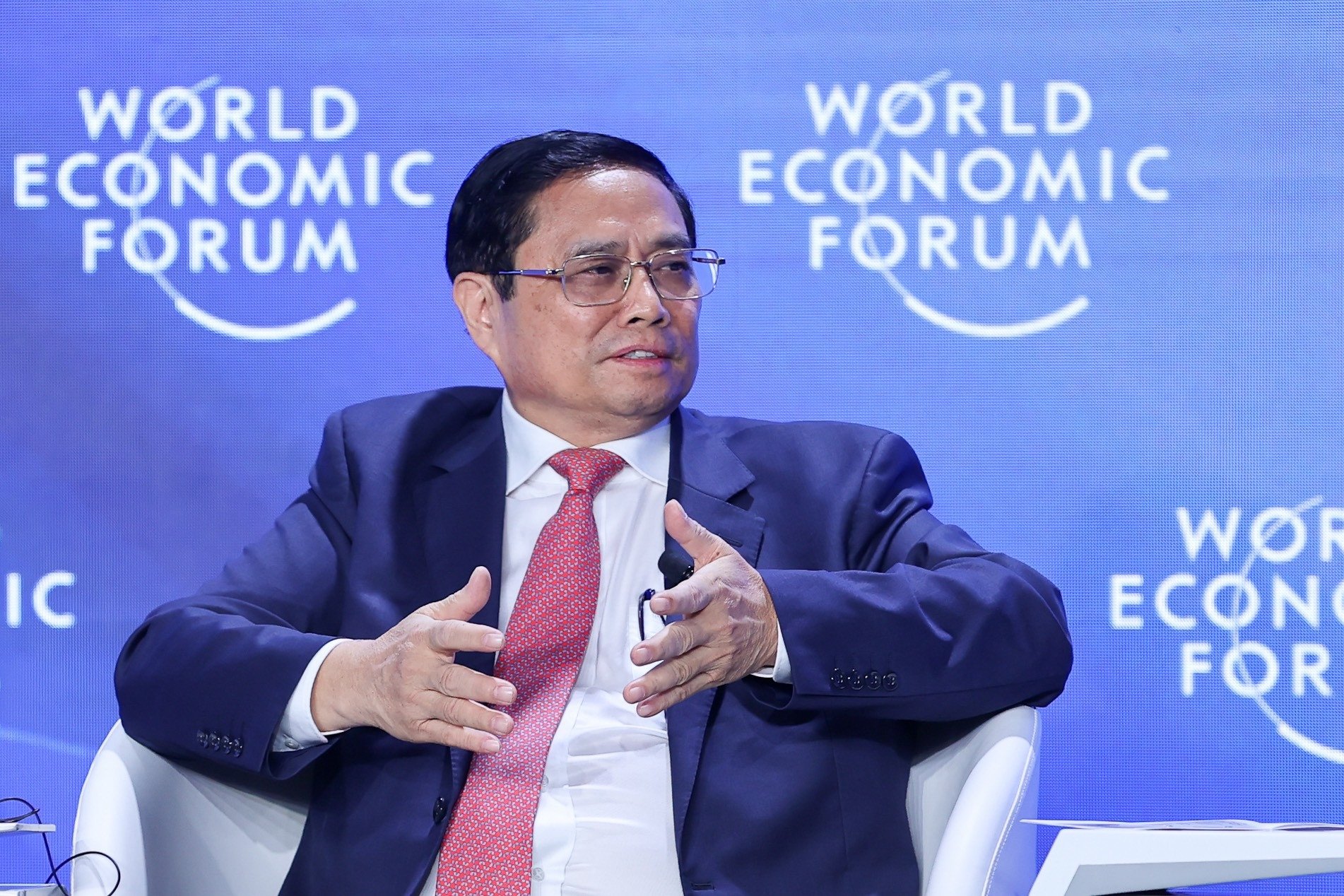 Prime Minister outlines 6 directions to cope with 'headwinds' at WEF Tianjin