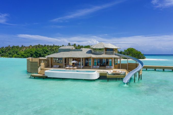 Eine Überwasservilla im Soneva Fushi Resort. Foto: CNN