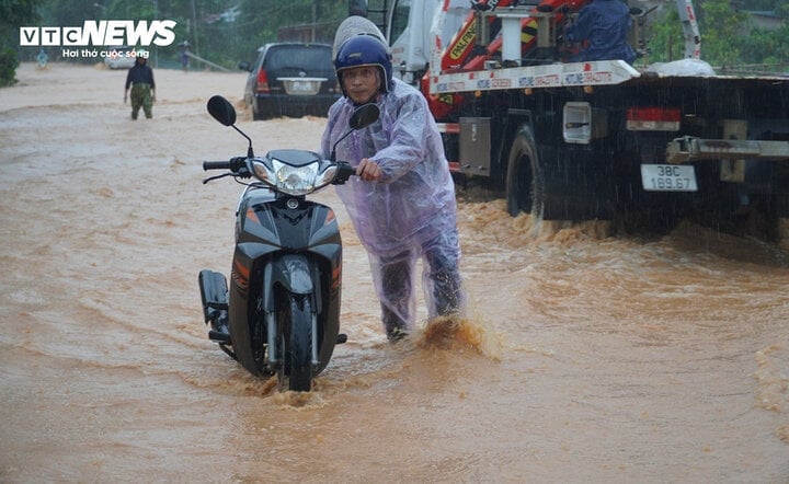 ចាប់ពី​រសៀល និង​យប់​ថ្ងៃទី​៦ ខែវិច្ឆិកា មក តំបន់​ភាគ​កណ្តាល​ខាងជើង​នឹង​មាន​ភ្លៀង​ធ្លាក់​រាយប៉ាយ និង​មាន​ផ្គរ​រន្ទះ​។