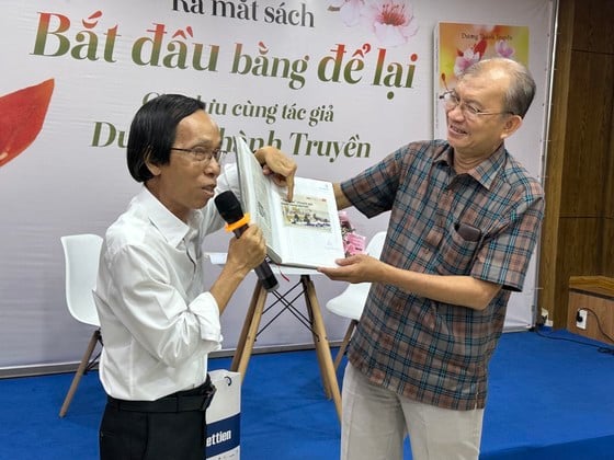 Journalist Duong Thanh Truyen is happy to organize the first photo book launch 3