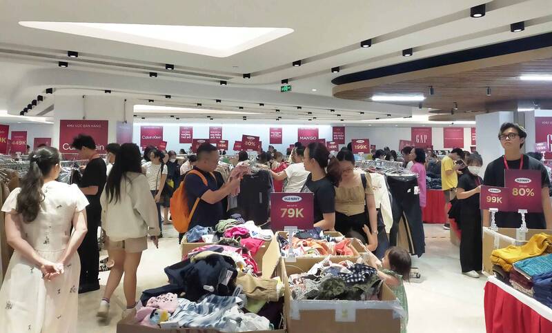 Des foules de gens sont venues faire du shopping le 3 septembre. Photo : Minh Tam