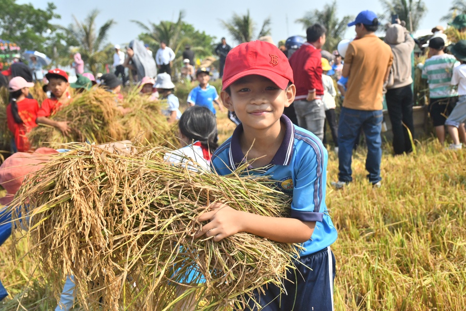 Am Morgen des 20. April in der Gemeinde Duc Tan, Bezirk Mo Duc, Provinz Quang Ngai hat Das Erntedankfest findet statt. Das Festival findet in der Heimatstadt statt Heimatstadt des verstorbenen Premierministers Pham Van Dong (Gemeinde Duc Tan). Dies ist auch Lichtblick im Bauwesen Neue fortschrittliche ländliche Gebiete werden starkes Entwicklungsmodell Gemeinschaftstourismus