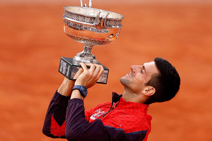 Novak Djokovic soulève le trophée de Roland Garros 2023