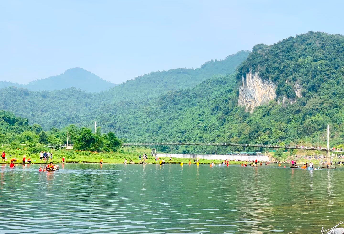 ชาวบ้านนับพันนำอวนลงแม่น้ำเพื่อแข่งขันจับปลา ภาพที่ 1