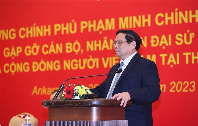 Thủ tướng Phạm Minh Chính phát biểu tại buổi gặp cán bộ, nhân viên Đại sứ quán và cộng đồng người Việt Nam tại Thổ Nhĩ Kỳ. (Nguồn: TTXVN)