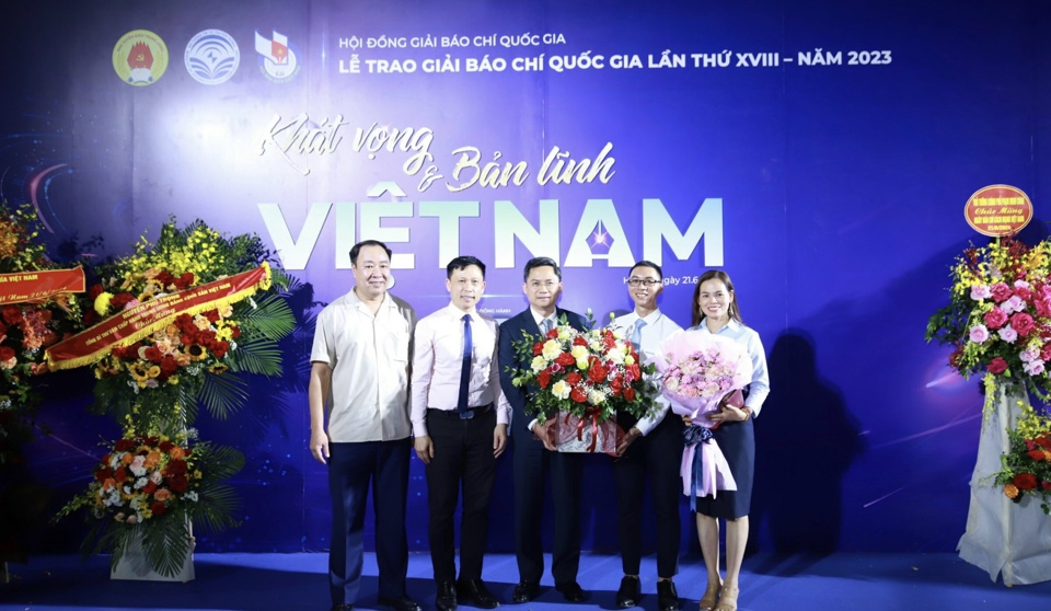 Vice Chairman of Hanoi People's Committee Ha Minh Hai congratulated author Nguyen Van Thang and Kinh te & Do thi Newspaper at the 18th National Press Awards ceremony.