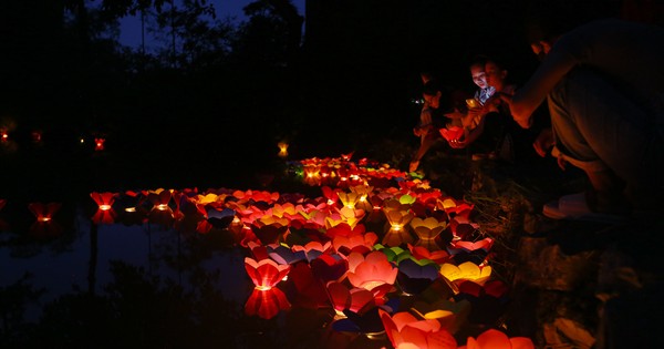 La gente de la capital lanza linternas de flores para mostrar su gratitud durante la temporada de Vu Lan