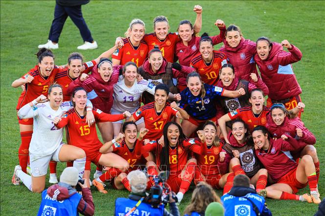 Die Freude der spanischen Spielerinnen nach dem 2:1-Sieg gegen die Niederlande, mit dem sie erstmals das Halbfinale der Frauen-Weltmeisterschaft erreichten. Foto: AFP/VNA