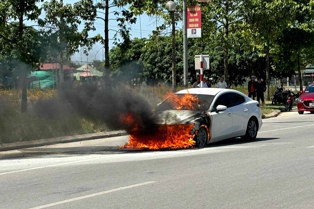 Nguyên nhân bất ngờ vụ Mazda 3 bốc cháy ở Hà Tĩnh - 1