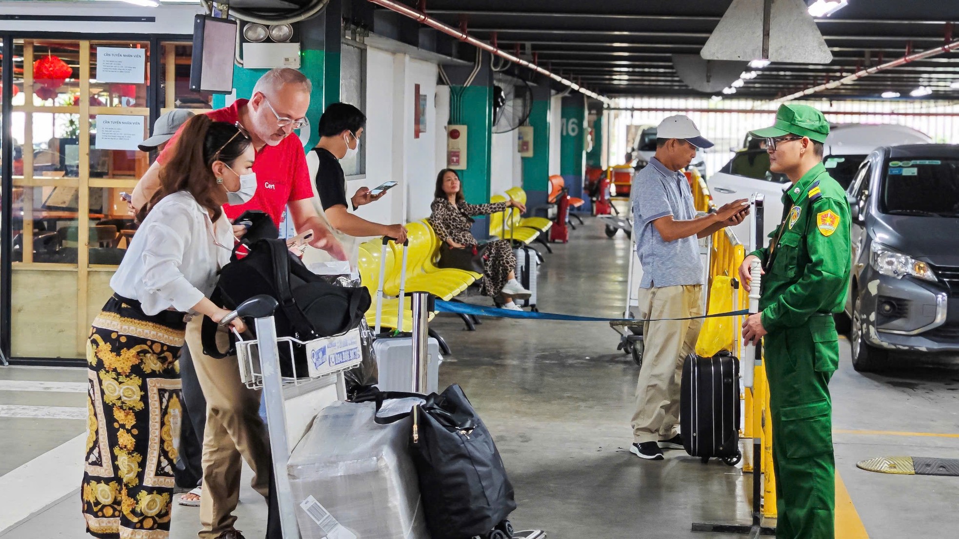 Szene im Flughafen Tan Son Nhat vor dem Feiertag am 2. September, Foto 9