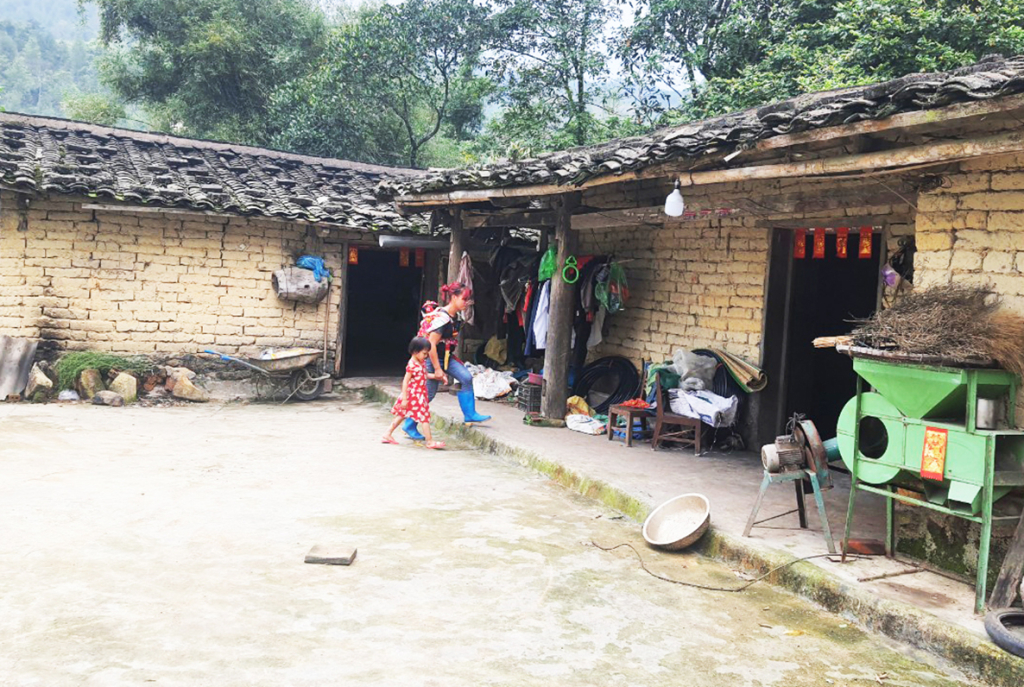 La antigua casa sigue la arquitectura de tierra del pueblo Dao en la aldea de Khe Van.
