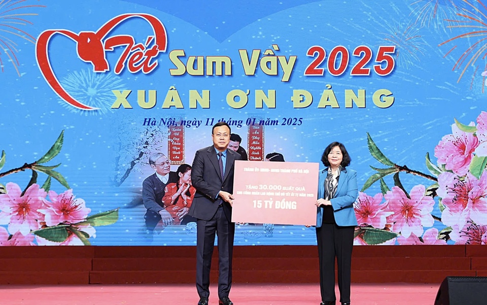 La secrétaire du Comité du Parti de Hanoi, Bui Thi Minh Hoai, a présenté une plaque symbolisant le don de 30 000 cadeaux en espèces d'une valeur de 15 milliards de VND à 30 000 travailleurs, fonctionnaires et ouvriers de la capitale. Photo : Viet Thanh