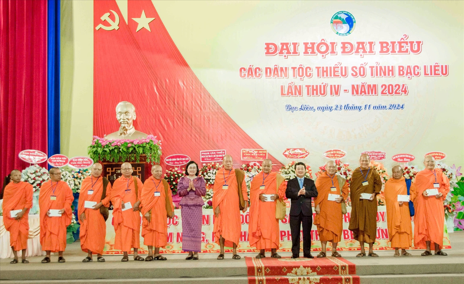 Bộ trưởng, Chủ nhiệm Ủy ban Dân tộc Hầu A Lềnh và Phó Chủ tịch Hội đồng Dân tộc Quốc hội Trần Thị Hoa Ry trao quà của Chủ tịch Quốc hội tặng các vị Hòa thượng, Thượng tọa, Đại đức là trụ trì các chùa trong tỉnh Bạc Liêu