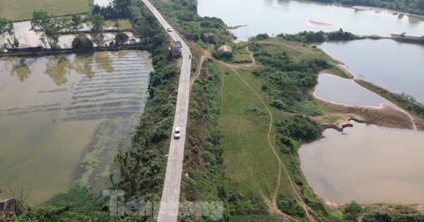 Gros plan sur la digue « Big Fissure » qui vient d'être déclarée en état d'urgence dans le district de Quoc Oai