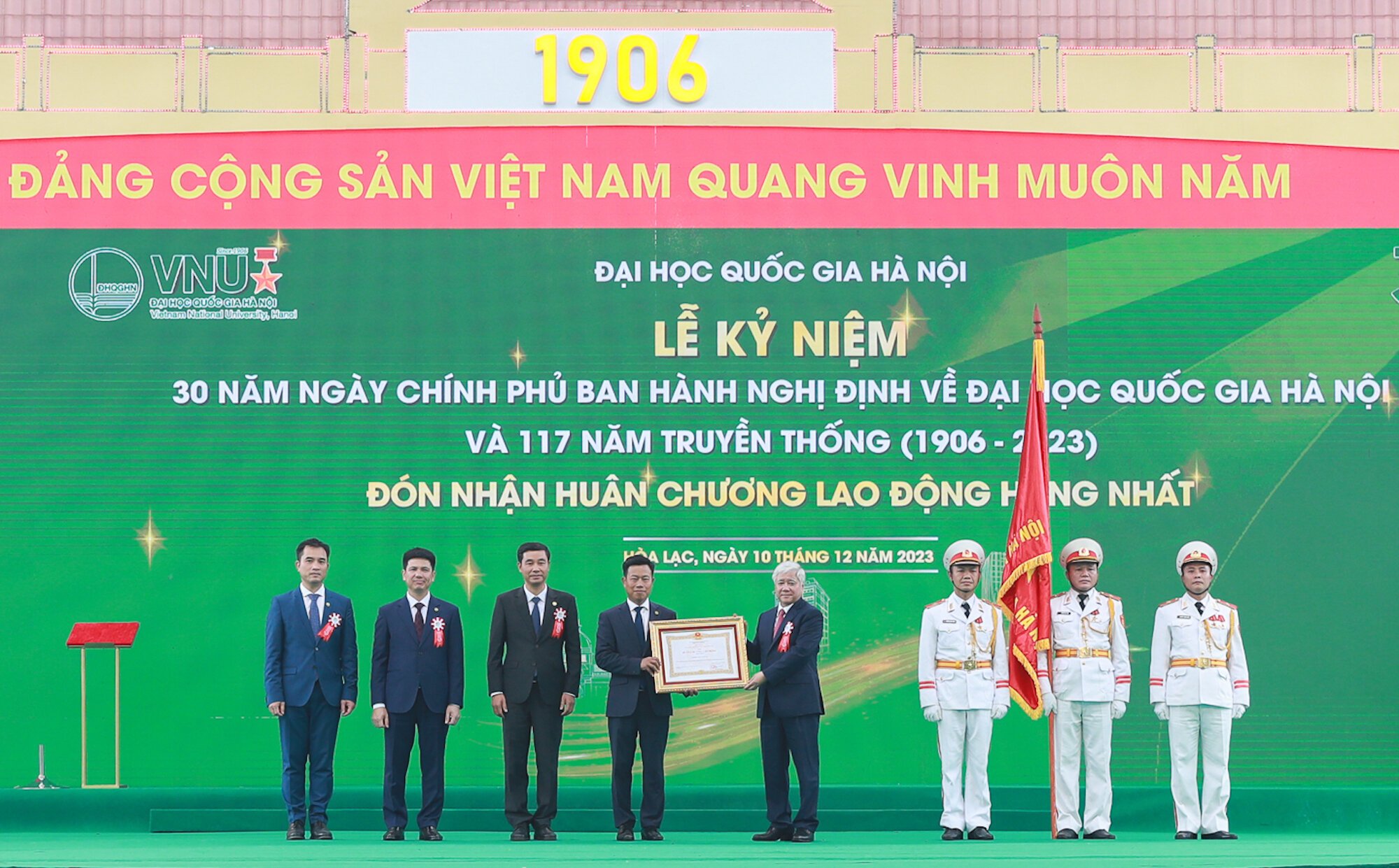 Chairman of the Central Committee of the Vietnam Fatherland Front Do Van Chien (fourth from right) awarded the First Class Labor Medal to the Hanoi National University.