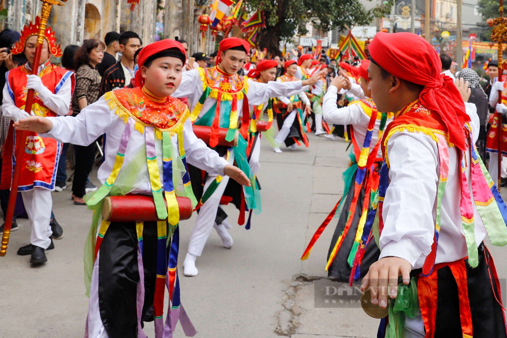 Cậu bé 13 tuổi lần đầu giả gái múa 